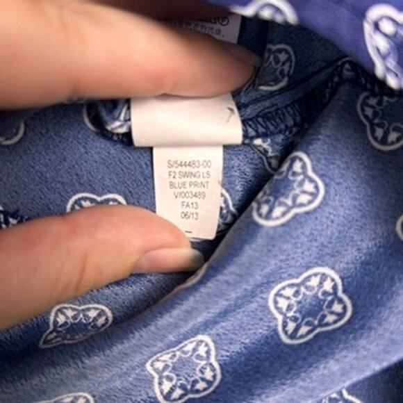 GAP Button Up Shirt Womens Medium Lightweight Elevated Basic Office Career - Picture 8 of 8